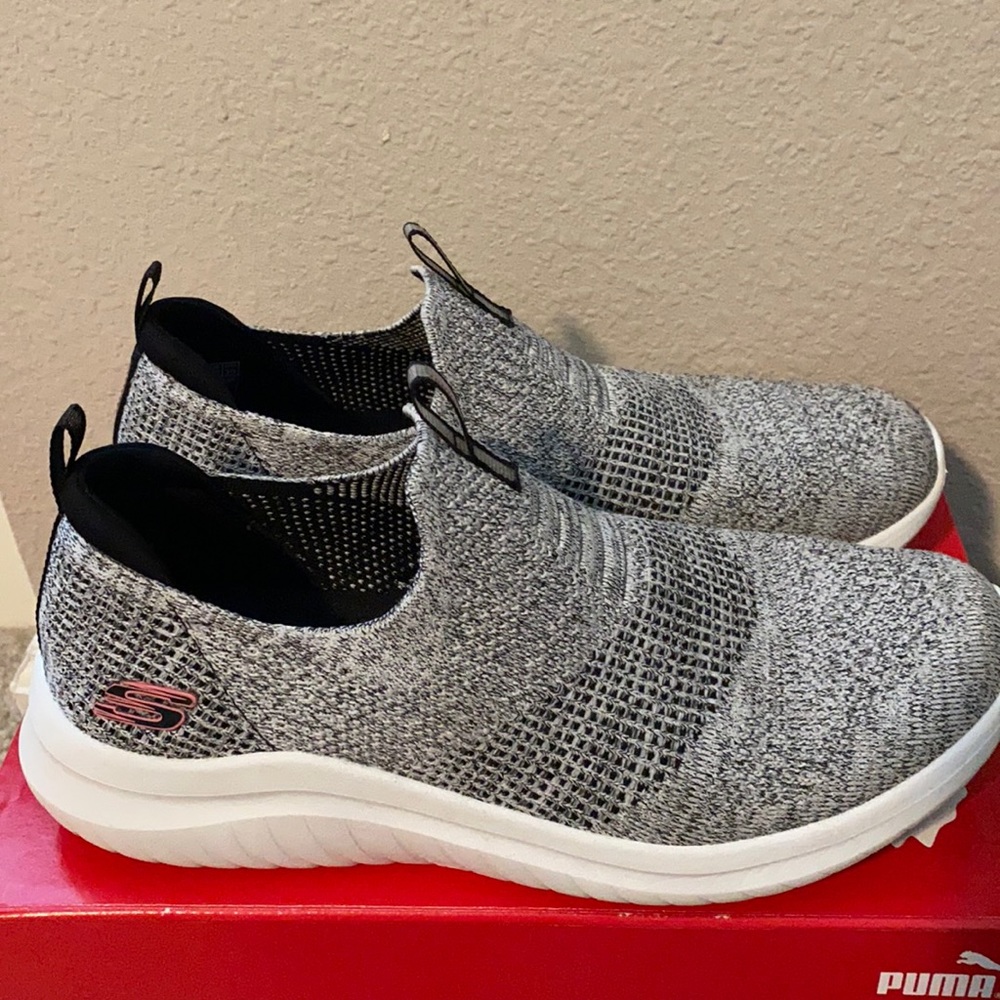 Women’s Size 9 Skechers Ultra Flex